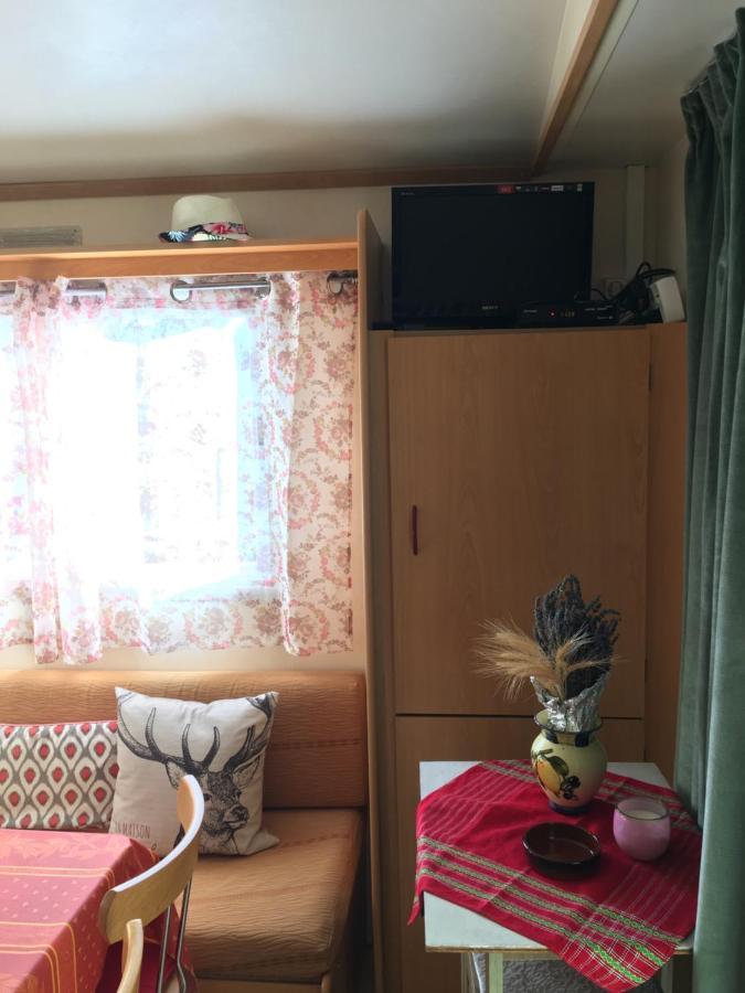 Mobile Home Avec Parking Chorges Exterior foto